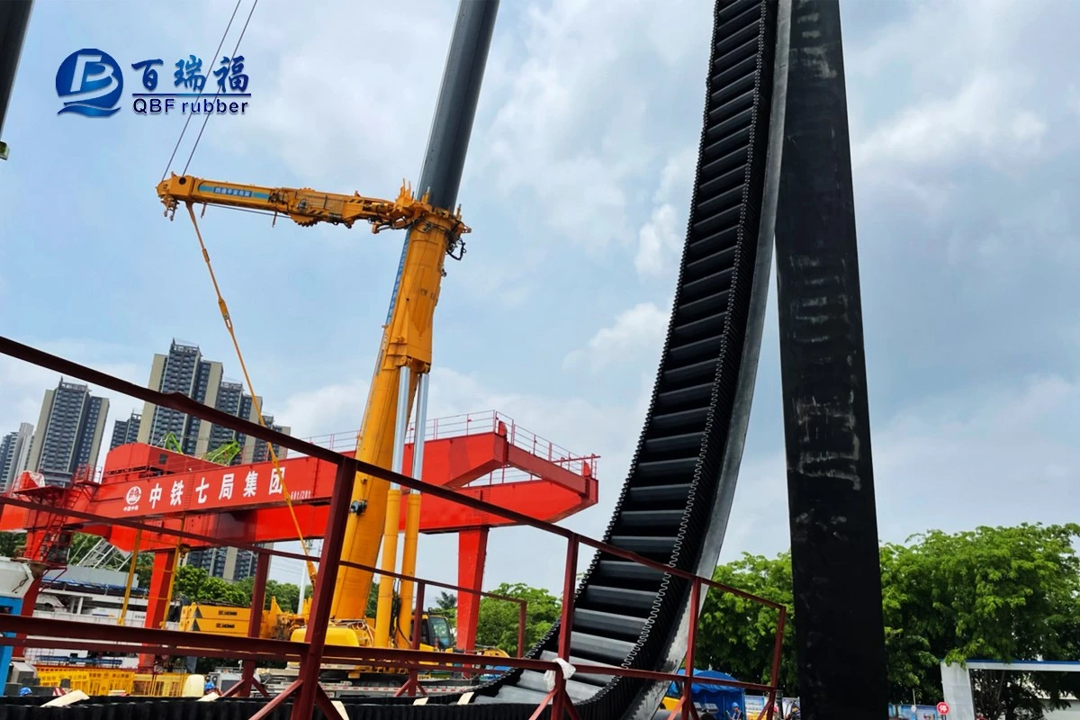 sidewall conveyor belt for steep angle conveying